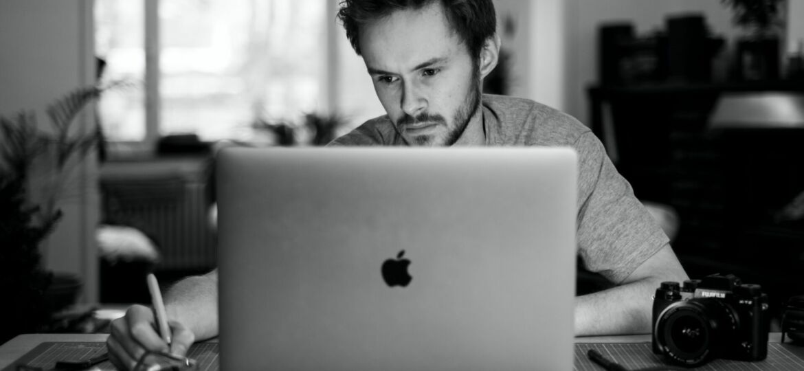 Man using JetStream v2.9 on apple laptop computer